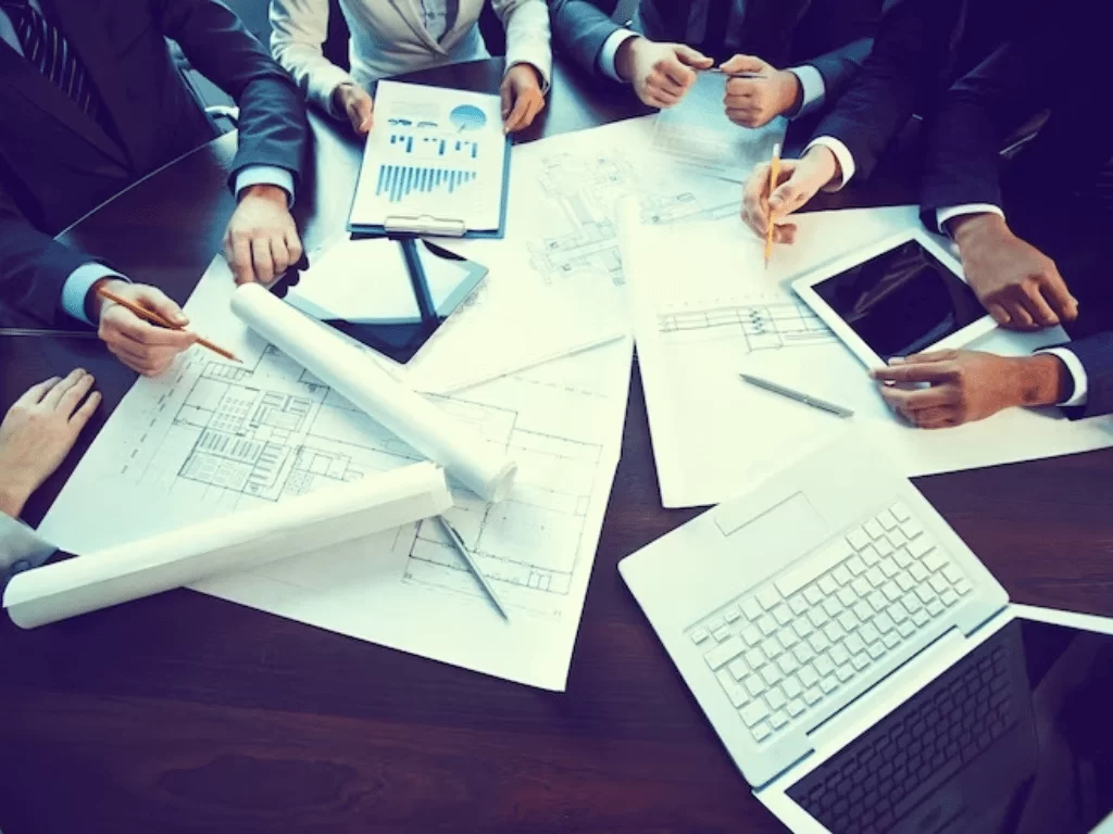 Illustration of a man in red shirt standing behind a pie chart with small human icons on it, symbolizing management and leadership